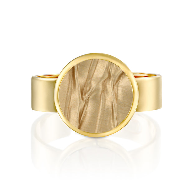Hug Me Flat Ring in gold
