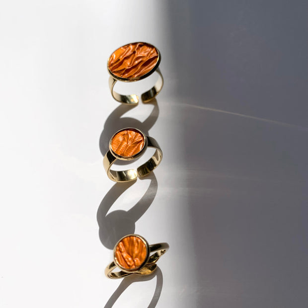 Hug Me Flat Ring in gold