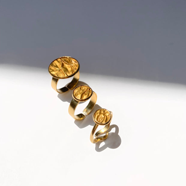 Hug Me Round Ring in gold