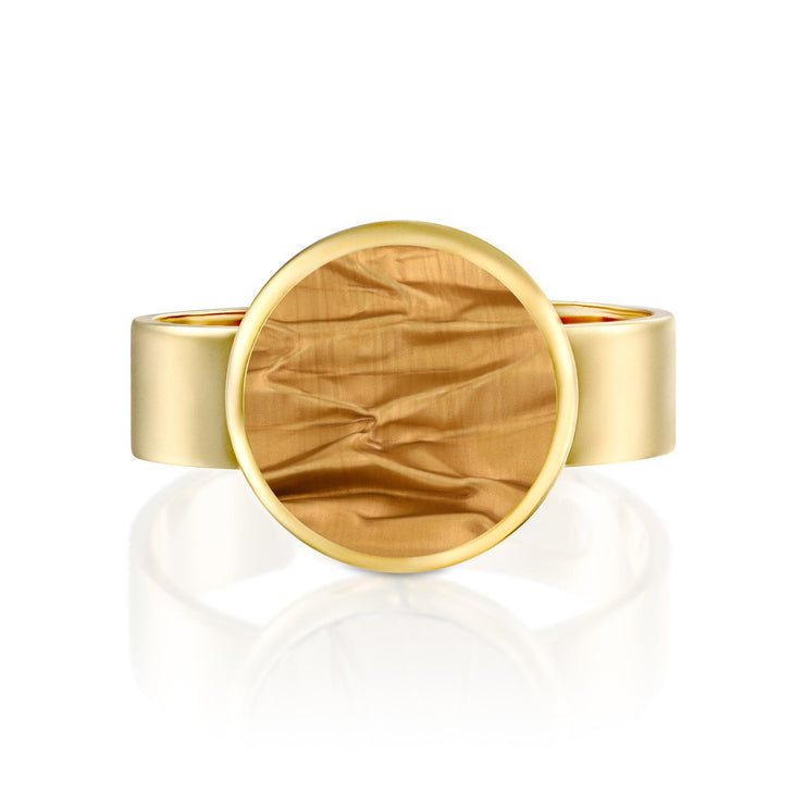 Hug Me Flat Ring in gold