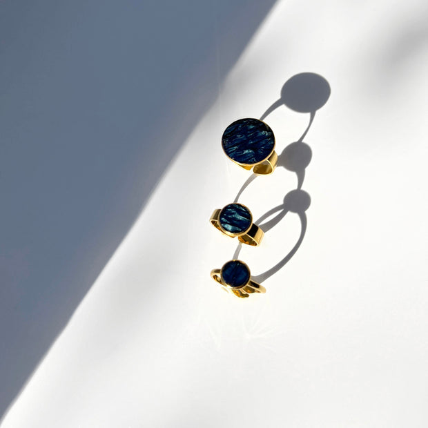 Hug Me Round Ring in gold