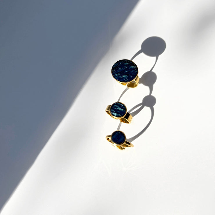 Hug Me Round Ring in gold