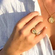 Hug Me Flat Ring in gold