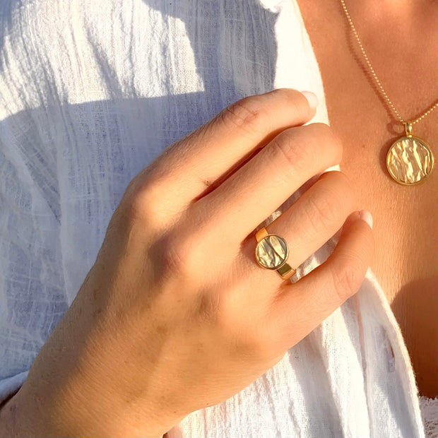 Hug Me Flat Ring in gold