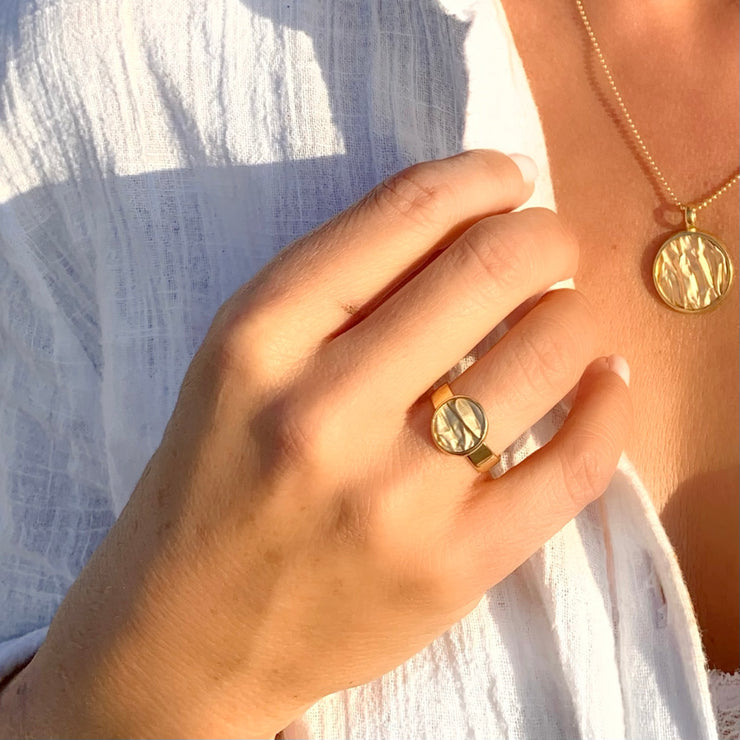 Hug Me Flat Ring in gold