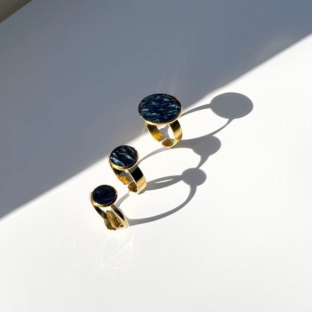 Hug Me Round Ring in gold