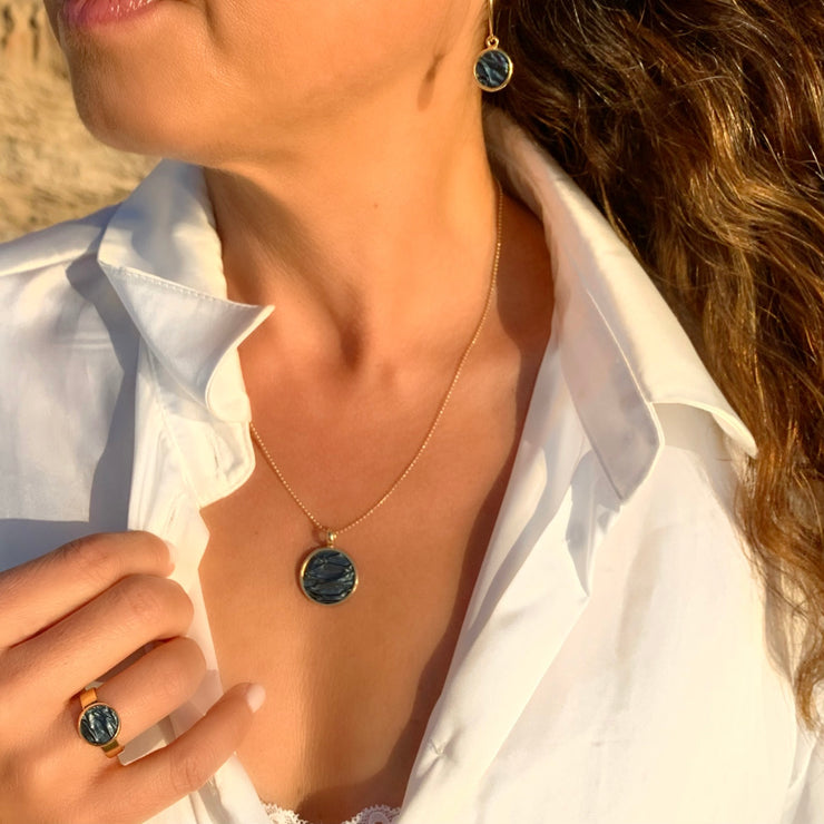 Hug Me Flat Ring in gold