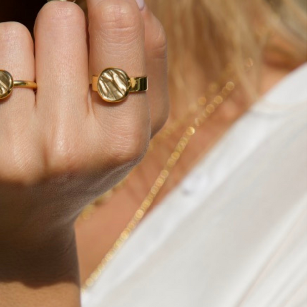 Hug Me Flat Ring in gold